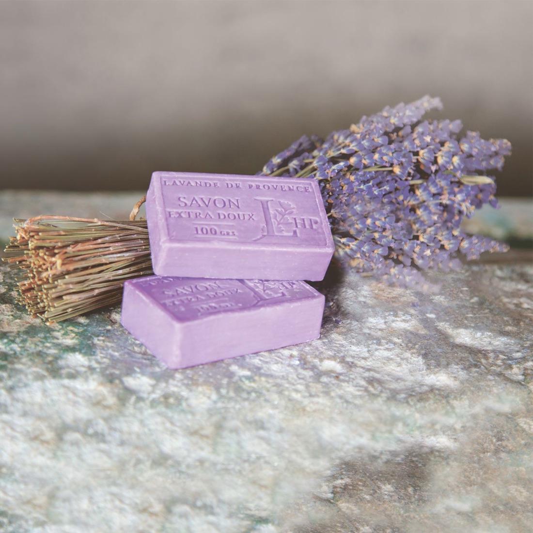 Lavendelseifen mit getrocknetem Lavendel